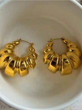 Load image into Gallery viewer, Chunky gold hoops
