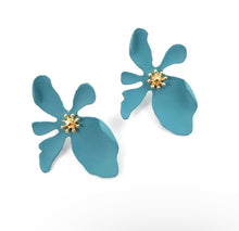 Load image into Gallery viewer, Green Flower stud
