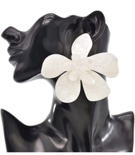 Load image into Gallery viewer, Zara White Blossom
